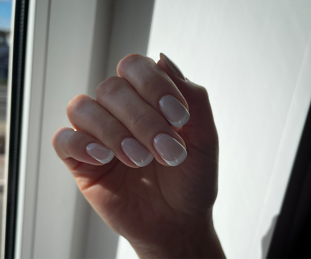 Маникюр с покрытием френч