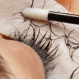 Снятие наращенных ресниц