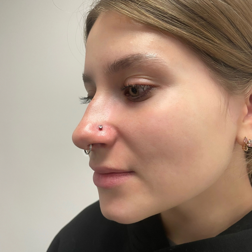Пирсинг крыла носа