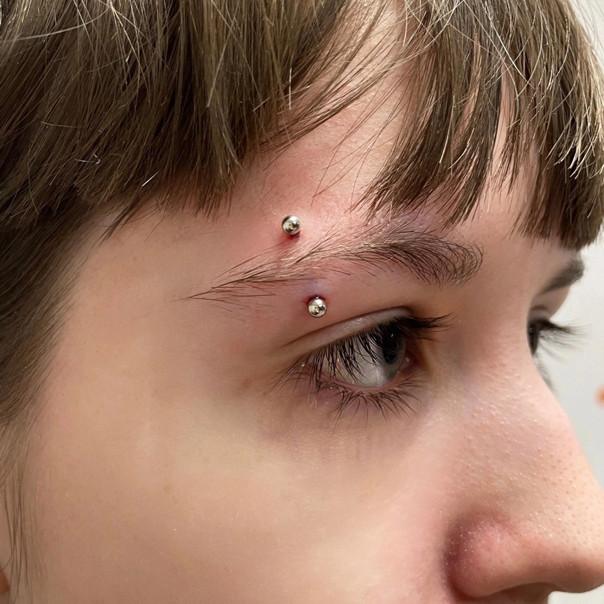 Пирсинг брови