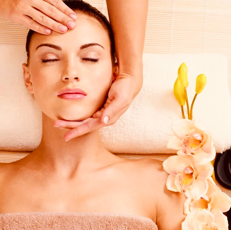 Классический массаж лица + маска на увлажнение.