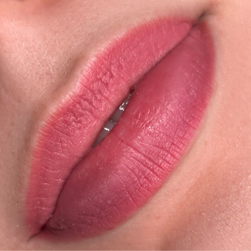 Обновление перманентного макияжа губ