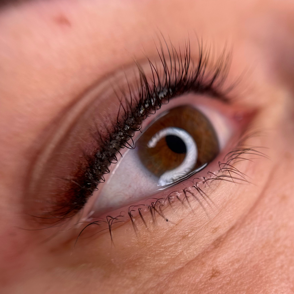 Межресничка ( закрас пространства только между ресниц, создается эффект густых накрашенных ресниц)