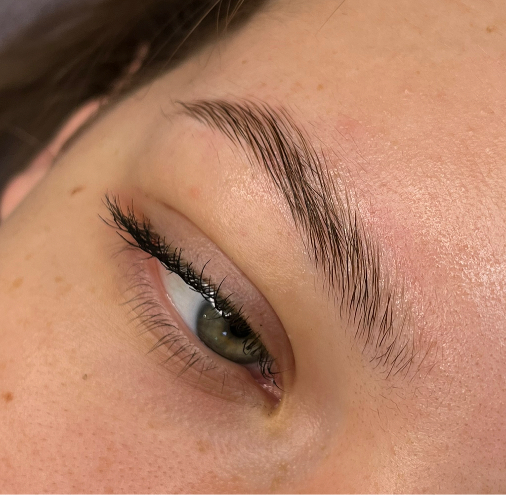 ДОЛГОВРЕМЕННАЯ УКЛАДКА БРОВЕЙ