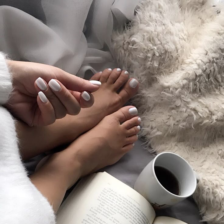 Lapki + Pedicure I. Маникюр с укреплением и покрытием + Полный педикюр с покрытием