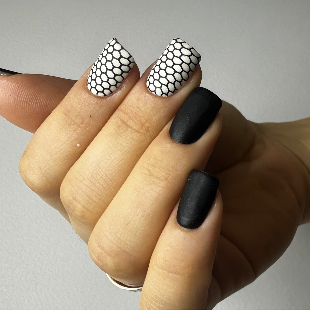 Маникюр с укреплением (простые дизайны входят  в стоимость)