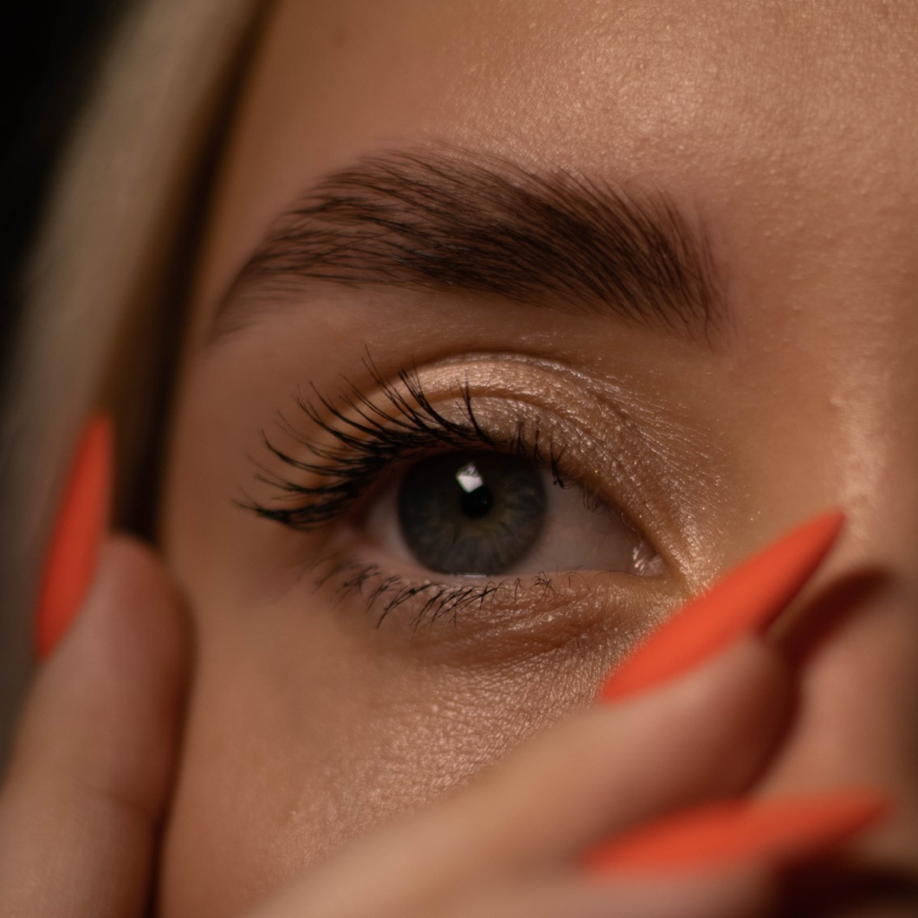 Коррекция и окрашивание бровей