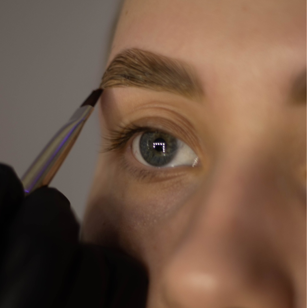 Окрашивание бровей