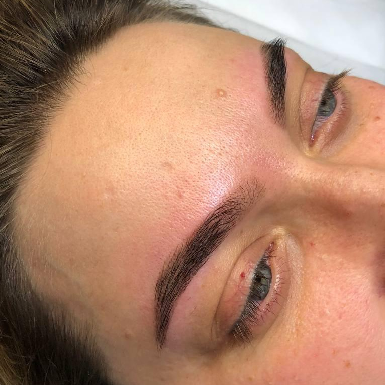 Архитектура и окрашивание бровей хной( работа пинцетом для придание четкого контура,насыщенного цвета)