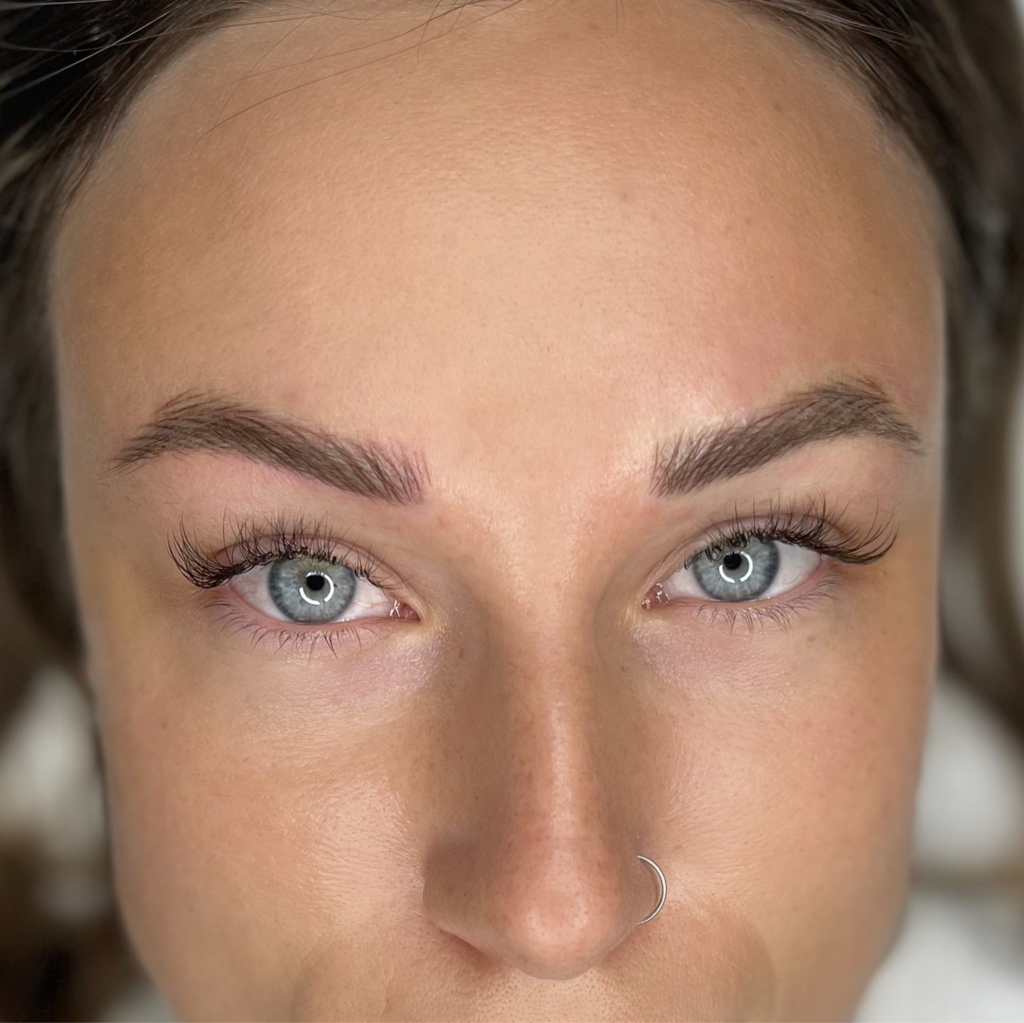 Аппаратная волосковая техника бровей