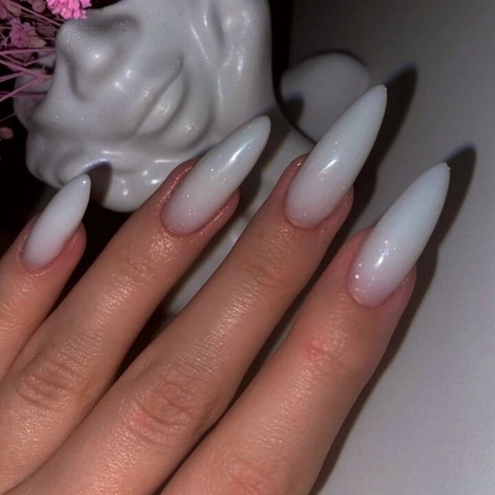 Коррекция нарощенных ногтей 
с покрытием однотон.