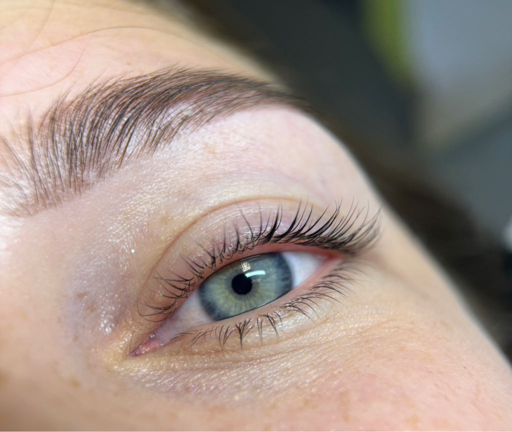 КОМБО 1 Оформление бровей + Ламинирование ресниц     - оформление бровей и ламинирование ресниц - Окрашивание бровей и ресниц - коррекция воск/пинцет,