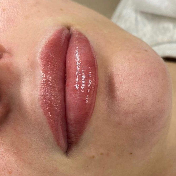 Перманентный макияж губ: акварельная техника