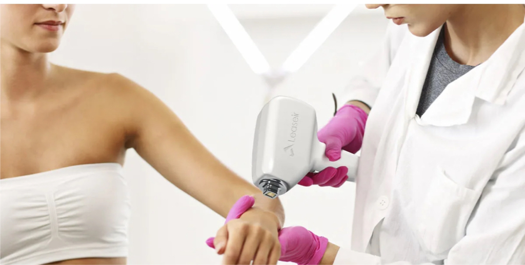 Руки выше локтя