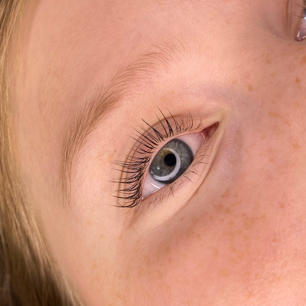 Ламинирование ресниц + окрашивание + уход