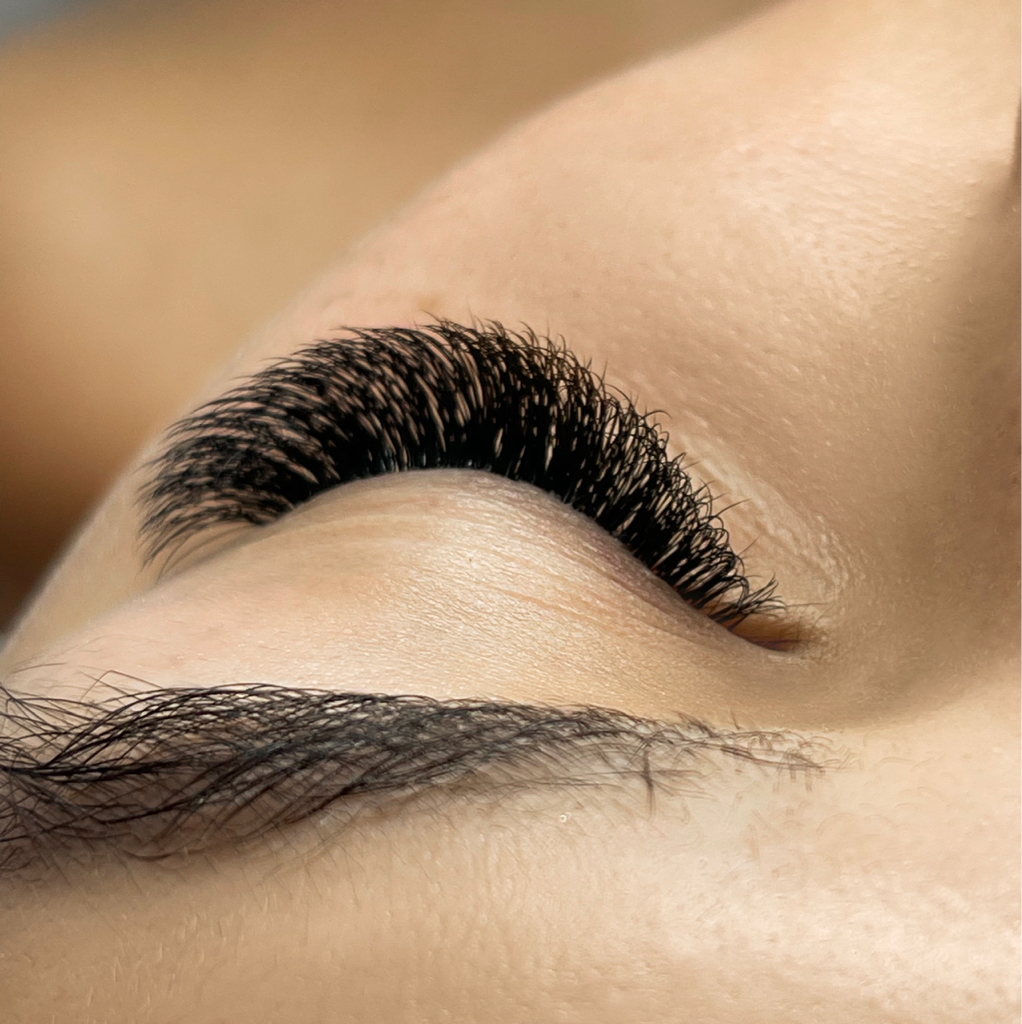 Наращивание ресниц, четверной объём (4D)