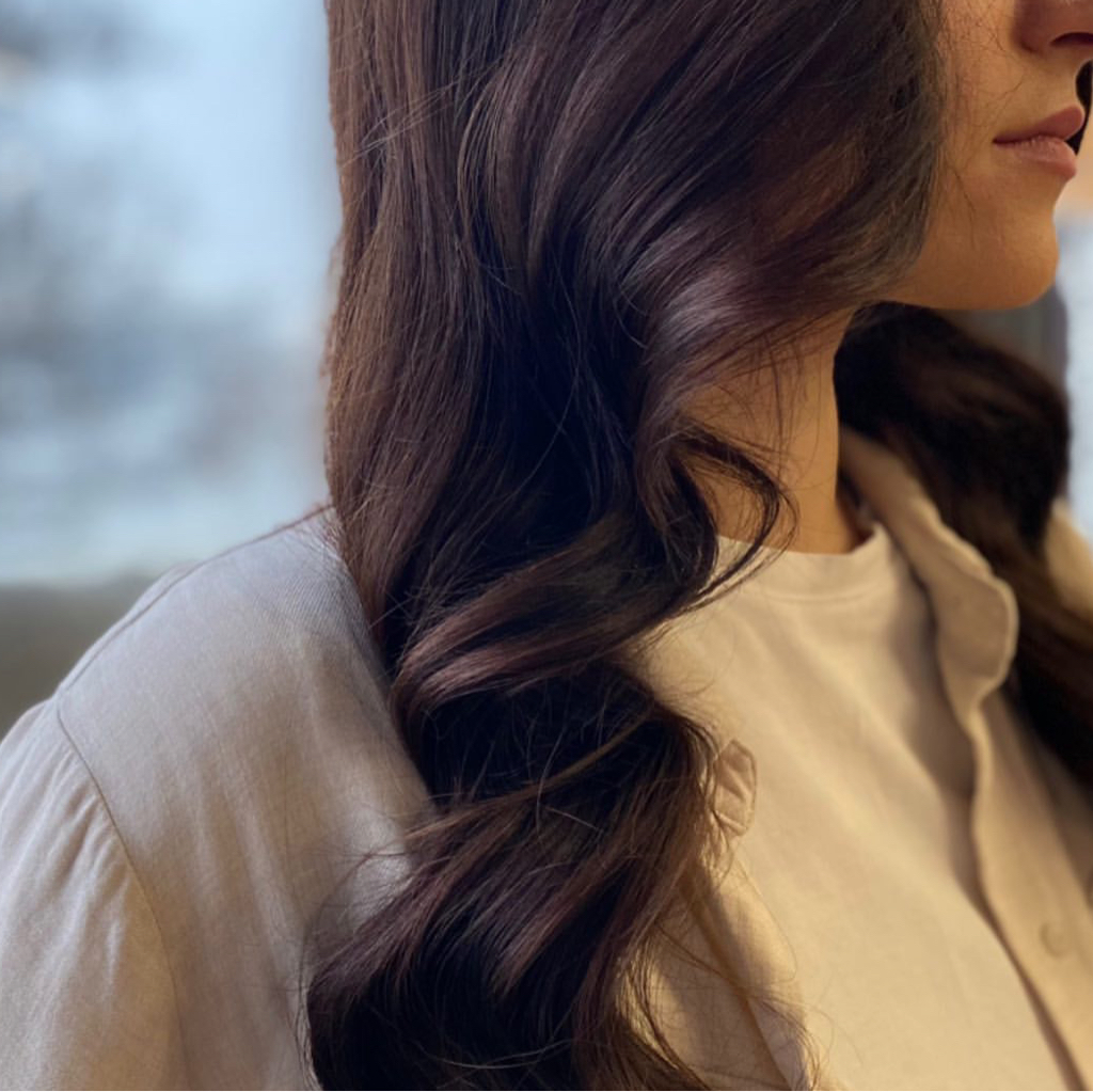 Консультация перед окрашиванием. Услуга для новых гостей, где можно задать вопросы по окрашиванию, стрижке или уходу за волосами.