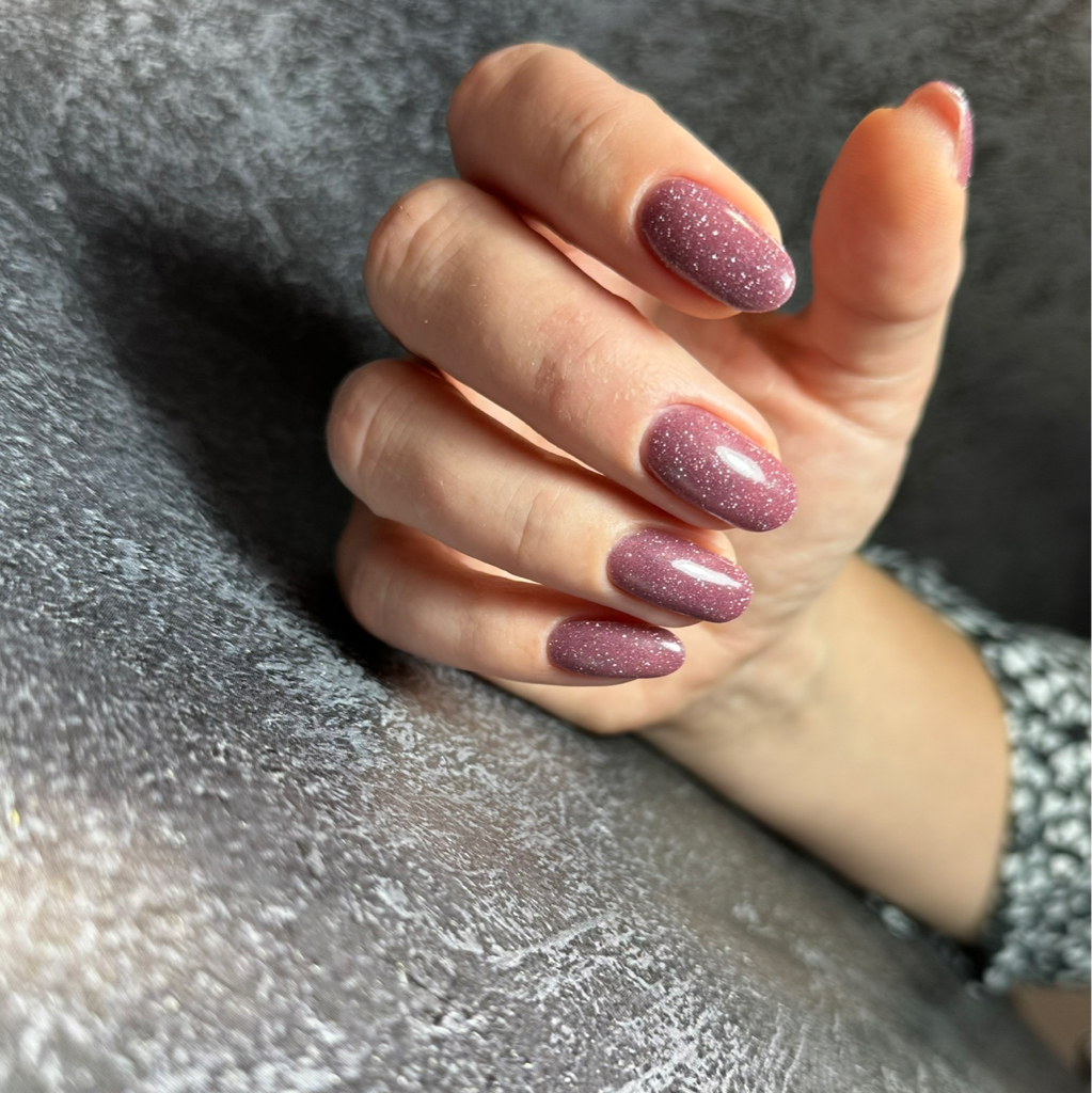 Маникюр с укреплением и однотонным покрытием (короткие ногти)