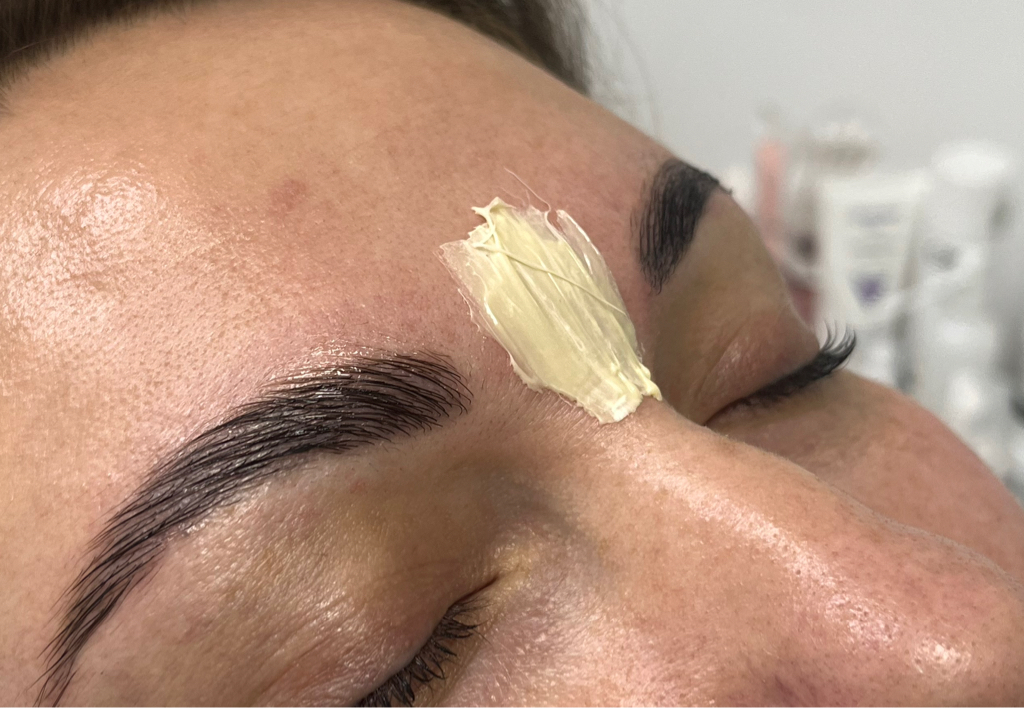 Коррекция бровей