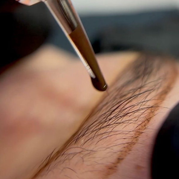 Коррекция перманентного макияжа бровей