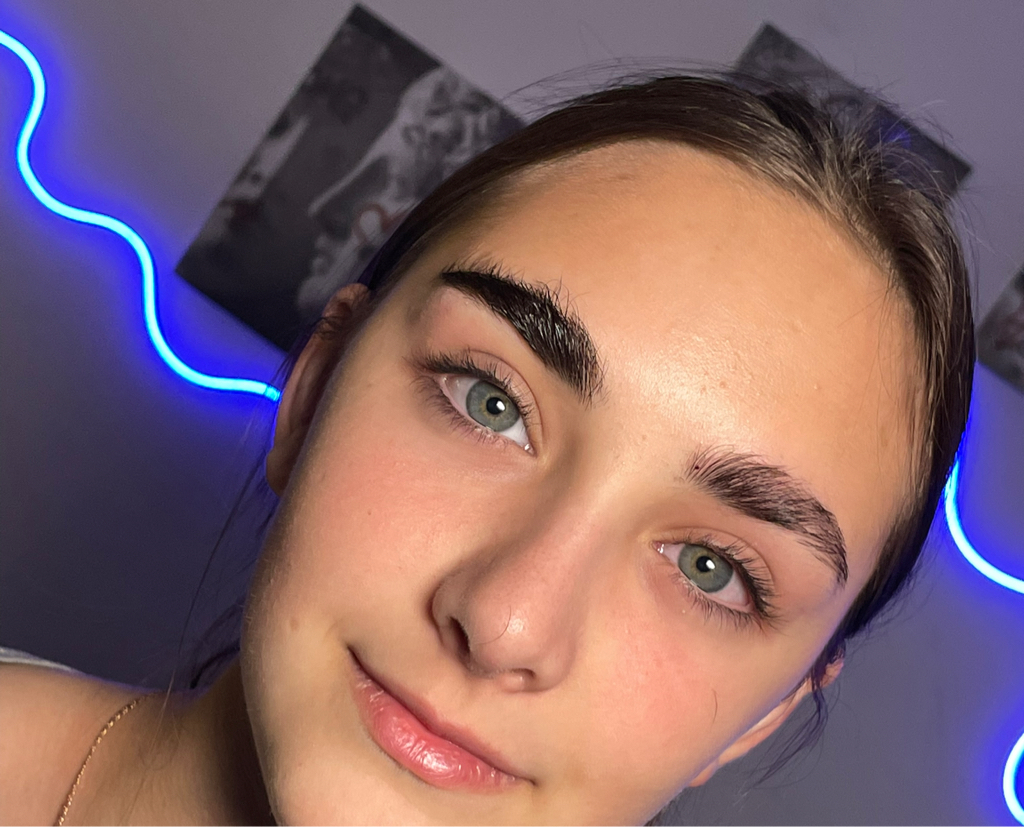 Коррекция бровей (воск, пинцет)