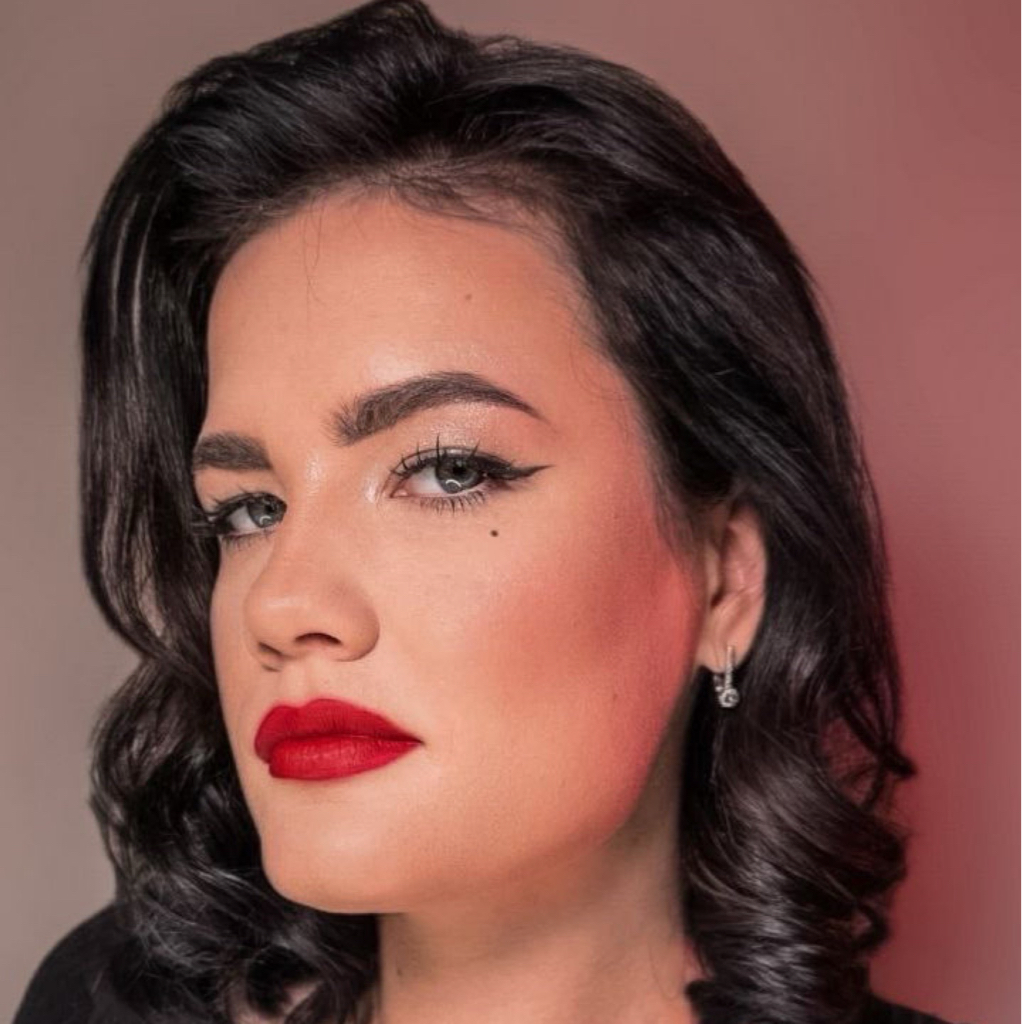 Вечерний образ с профессиональным макияжем и причёской