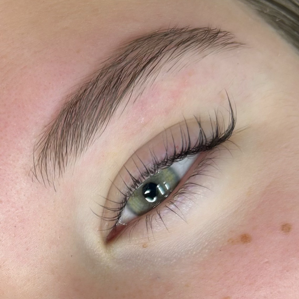 Коррекция бровей