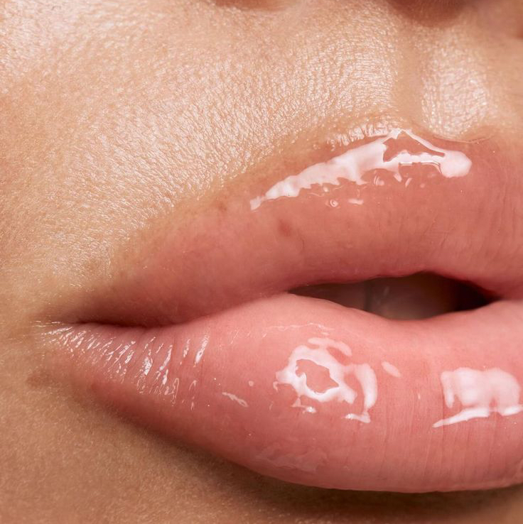 Эпиляция воском зоны над верхней губой