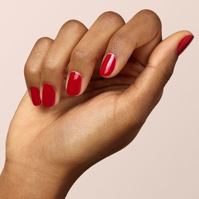 Покрытие лаком руки