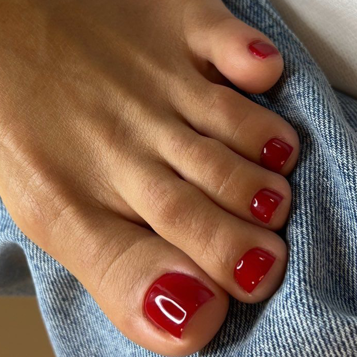 Покрытие лаком ноги