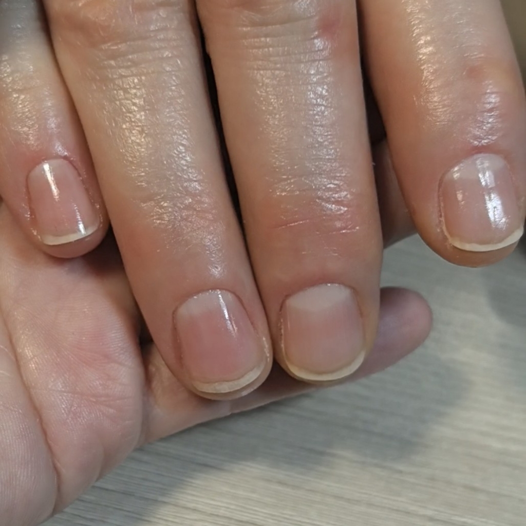 Маникюр без покрытия, либо с уклепляющим лаком