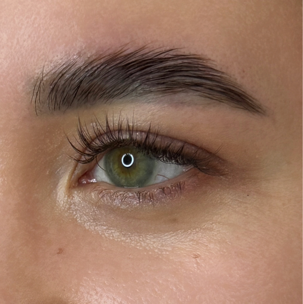 Окрашивание бровей