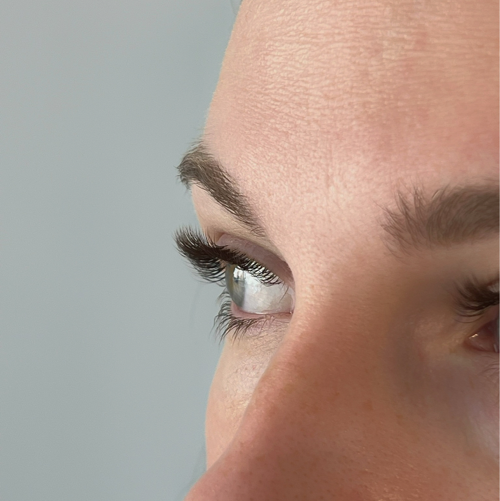 ТОТАЛ наращивание ресниц и оформление бровей