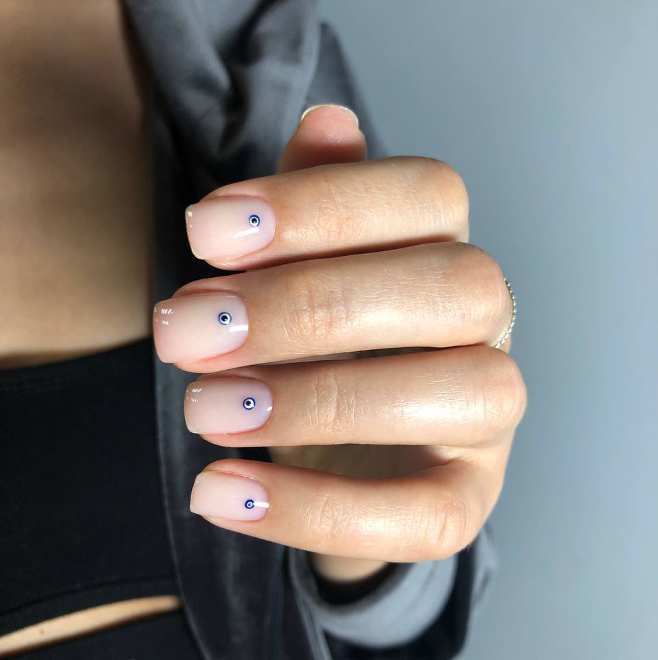 Маникюр с укреплением и однотонным покрытием