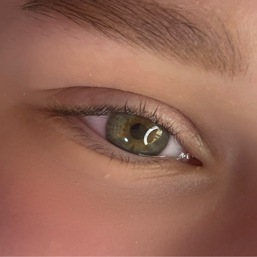 Снятие наращенных ресниц без последующего наращивания