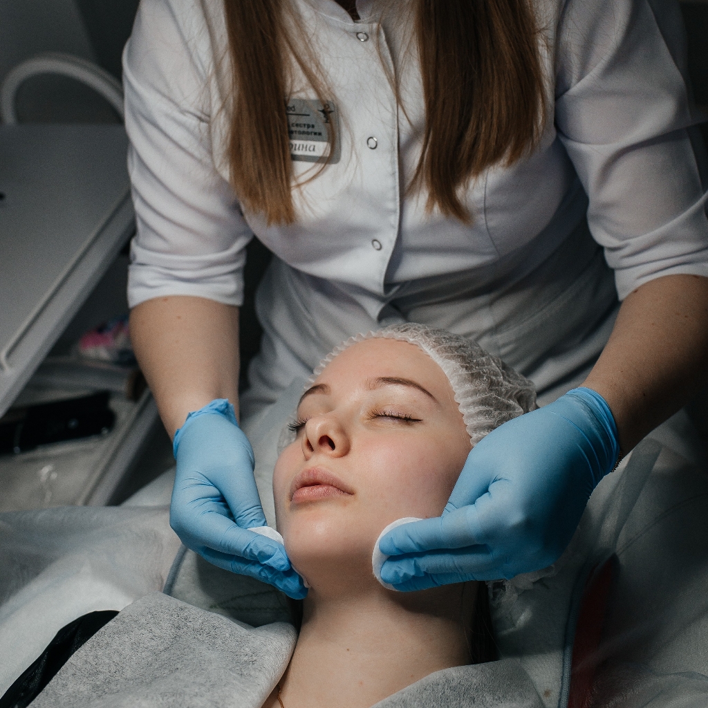 Атравматичная чистка лица на Израильской косметике Christina