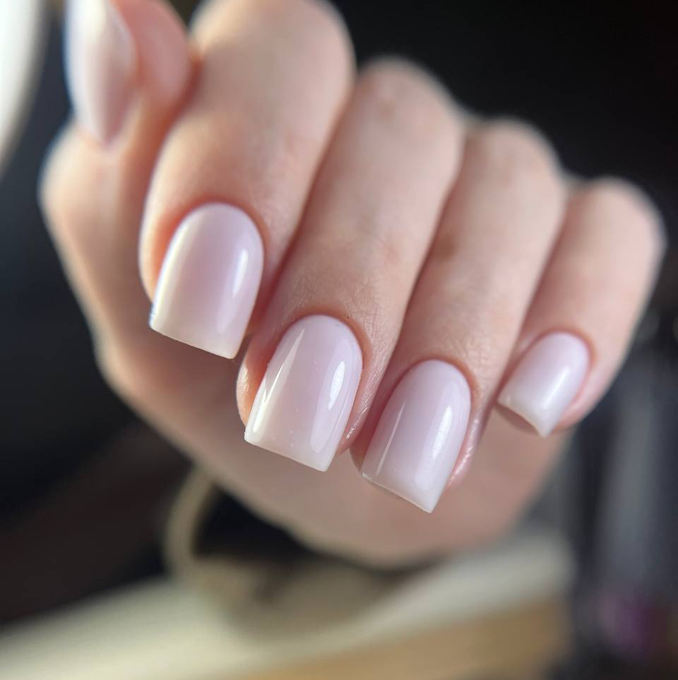 Маникюр с базовым покрытием