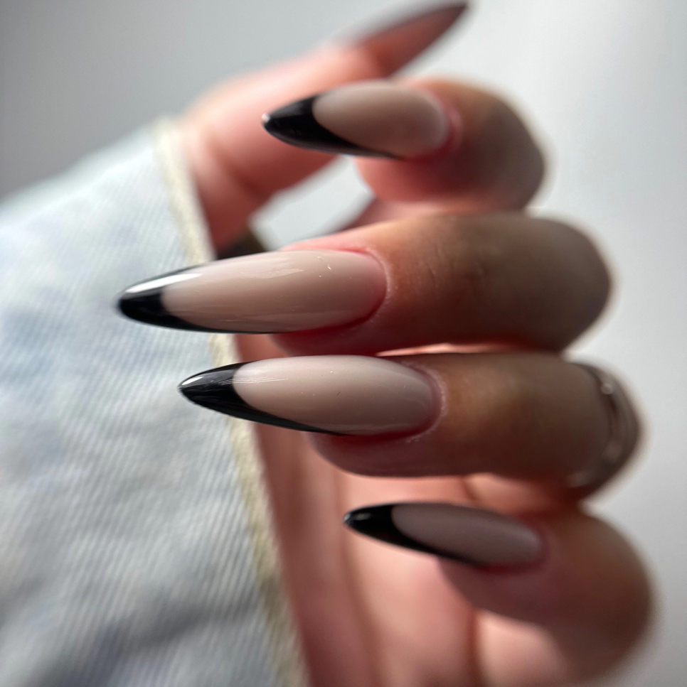 Коррекция ногтей нарощенных ногтей.
-снятие старого материала
-комбинированный маникюр
-архитектура
-коррекция формы/длины
-покрытие однотон 
✔️дизайн