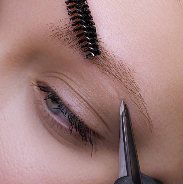 Коррекция бровей