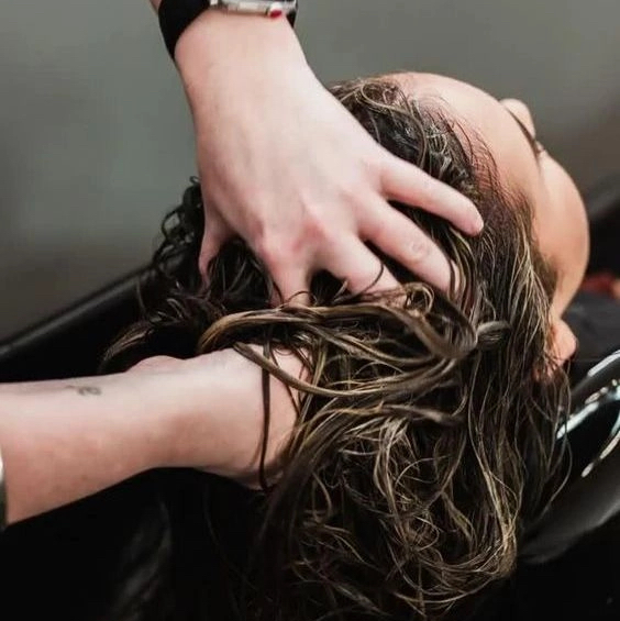 Трихологический пилинг кожи головы