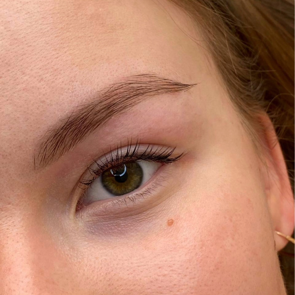 Комплекс «Ламинирование ресниц + окрашивание и коррекция бровей»