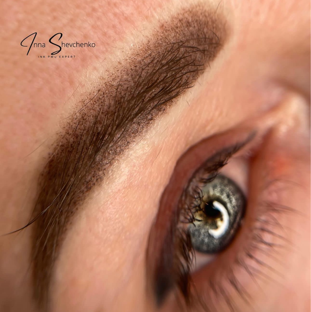 Обновление перманентного макияжа бровей