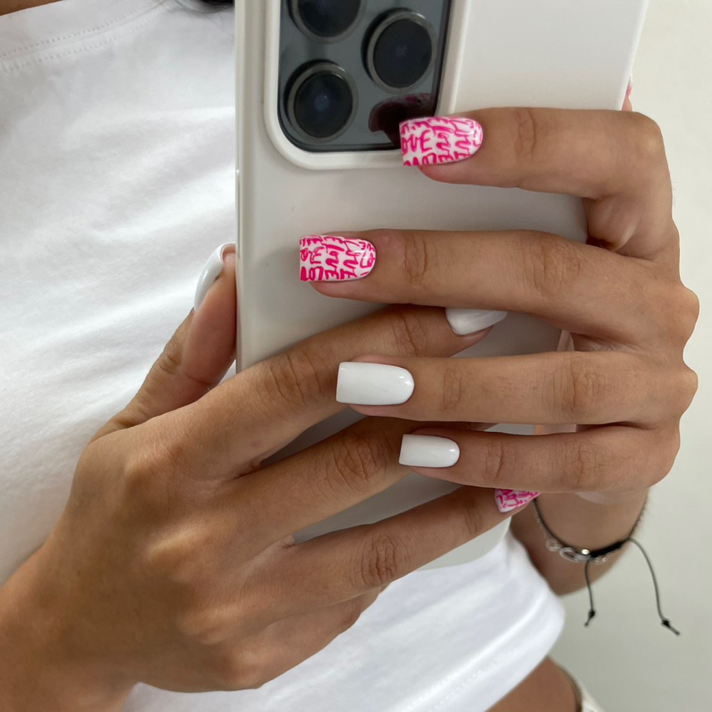 Маникюр с однотонным покрытием + укрепление (короткие, средней длины ногти)