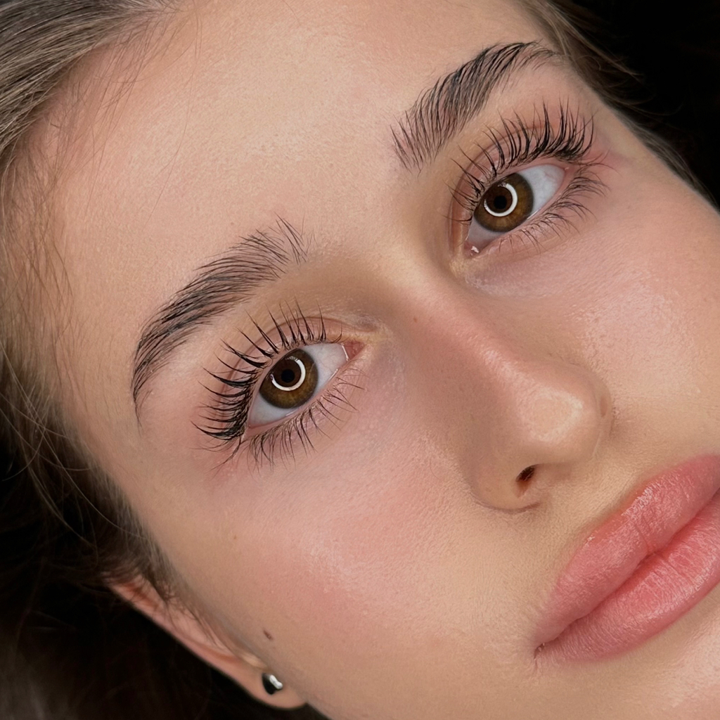 Комплекс оформление бровей + ламинирование ресниц