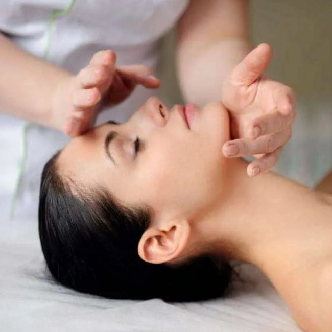 Скульптурирующий массаж лица