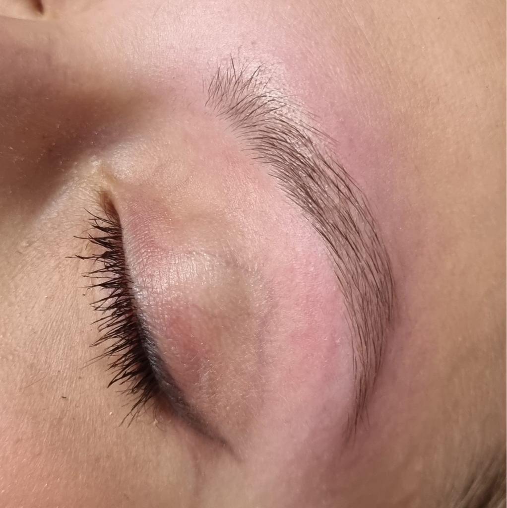 Коррекция формы бровей воском, пинцетом