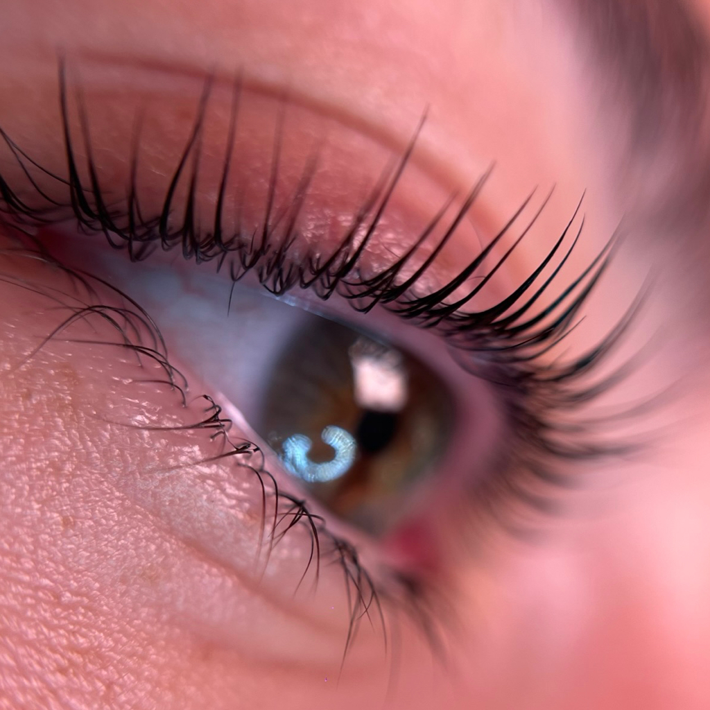 Ламинирование ресниц, окрашивание и уход.