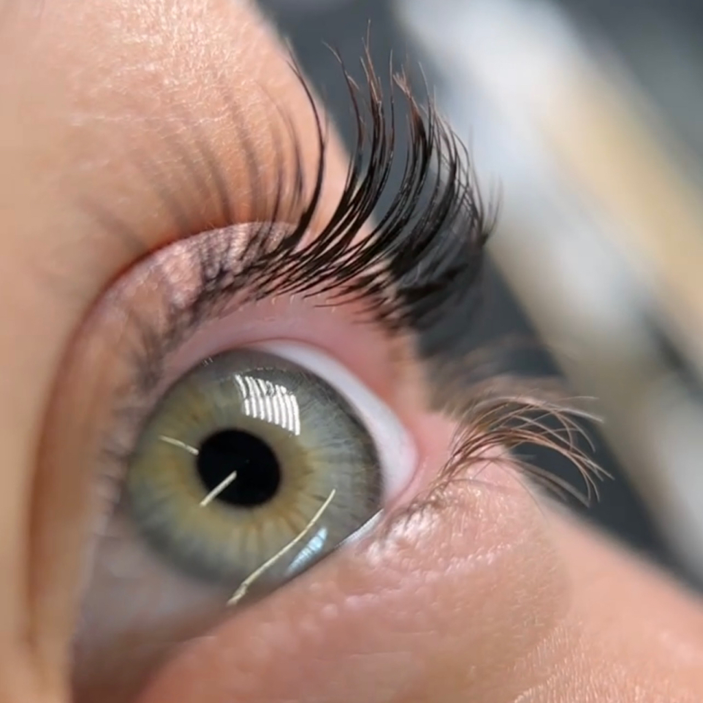 Снятие наращенных ресниц