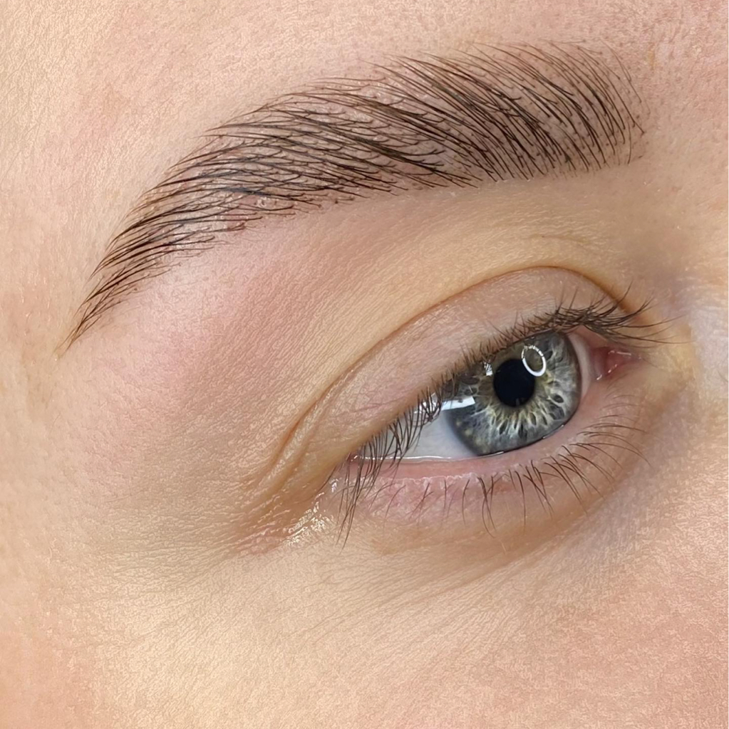 Коррекция бровей