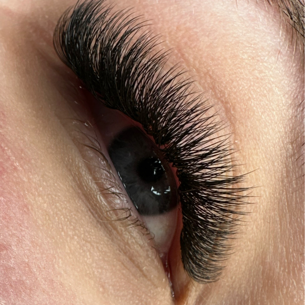 Наращивание ресниц 4D